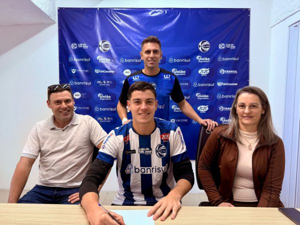 Atleta de Fazenda Vilanova assina primeiro contrato profissional