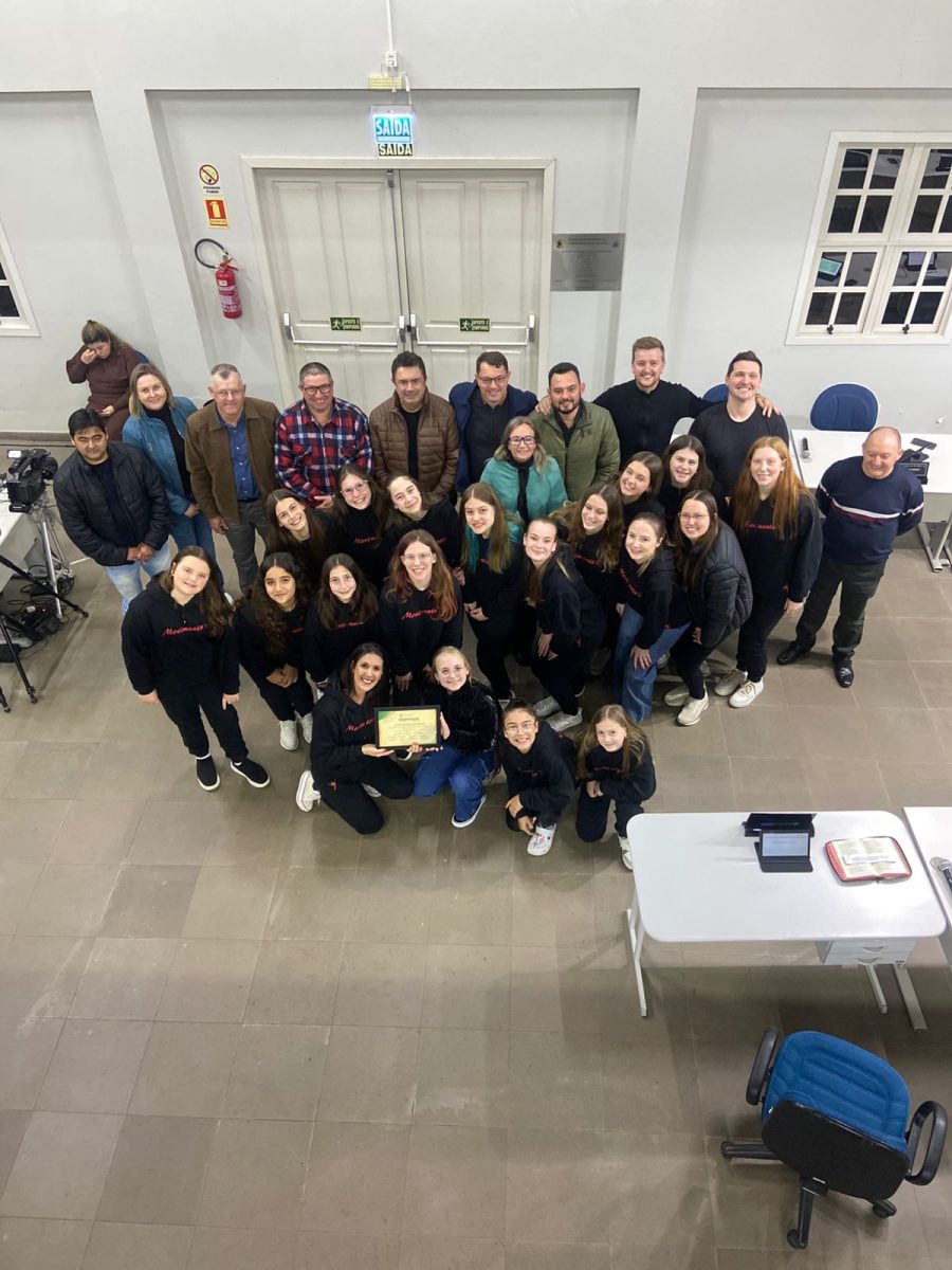 Professora Raquel Feyh e bailarinas do grupo de danças Movimentu´s receberam uma placa em reconhecimento aos 27 anos de existência da companhia | Foto: Bruna Amaral/divulgação