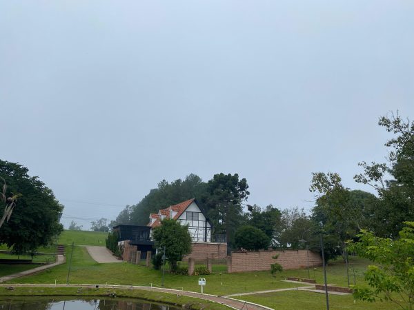 Semana começa fria e nublada, mas sol predomina a partir de quarta no estado