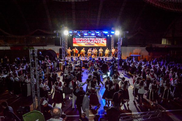 Sonnenlicht emociona Imigrante no 20º Biertanzfest