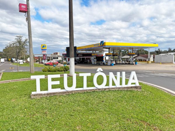 Município recupera letreiro danificado no trevo de acesso ao Bairro Teutônia