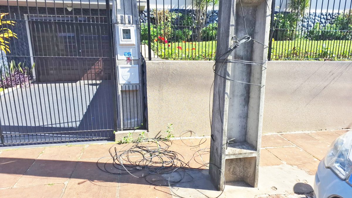 Fios caídos geram risco para pedestres e motoristas em Teutônia