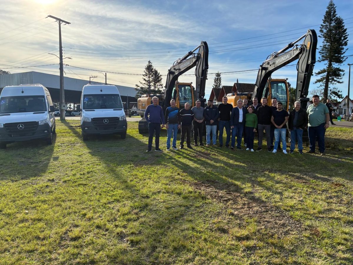 Teutônia adquire duas escavadeiras e duas Sprinter