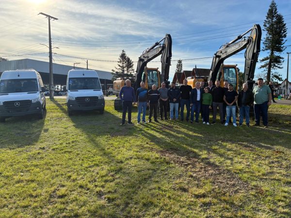 Teutônia adquire duas escavadeiras e duas Sprinter