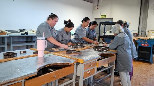 Entrega de certificados do curso de Corte e Costura em Calçados ocorre nesta quinta