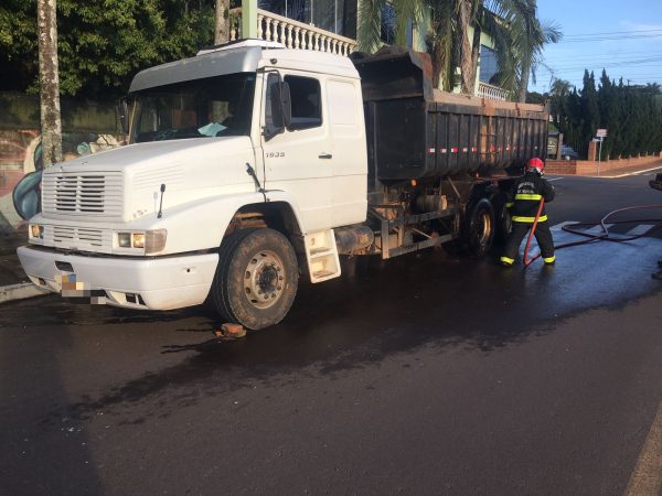 Caminhão é atingido por incêndio no Centro Administrativo