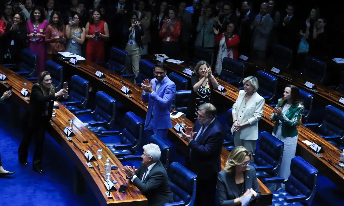 Senado aprova projeto contra “adultização” de crianças na internet