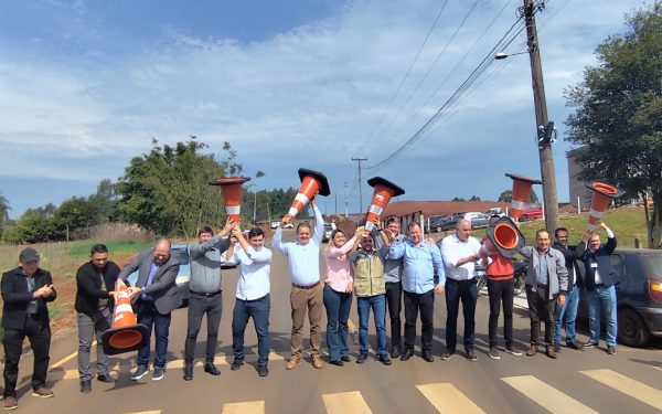 Paverama e Fazenda Vilanova inauguram asfalto na localidade de Posses