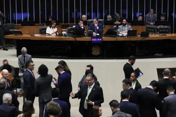 Câmara aprova urgência para votar isenção do IR de quem ganha até R$ 5 mil