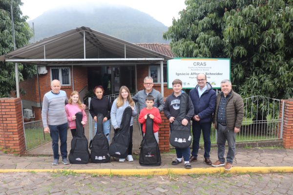CRAS entrega capas de violão a participantes da oficina de música