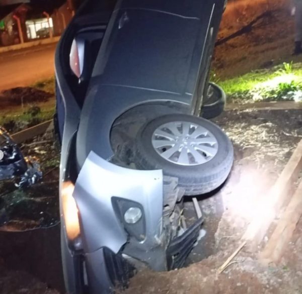 Veículo sai da pista e tomba no Bairro Languiru