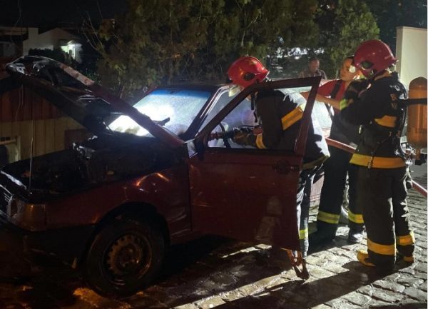 Veículo pega fogo no Bairro Canabarro