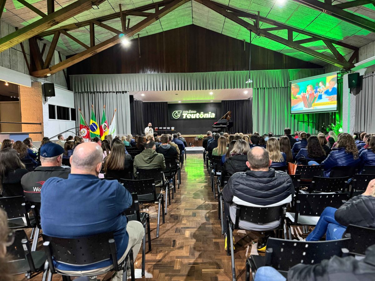 Colégio Teutônia abre segundo semestre com aula inaugural sobre o legado dos pais
