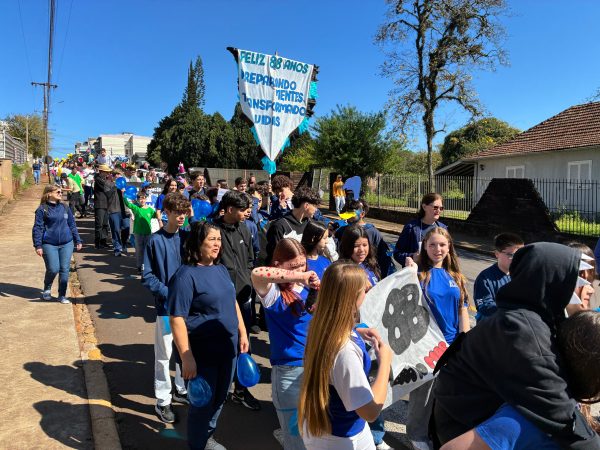 Augustin celebra 88 anos com desfile pelo Bairro Canabarro