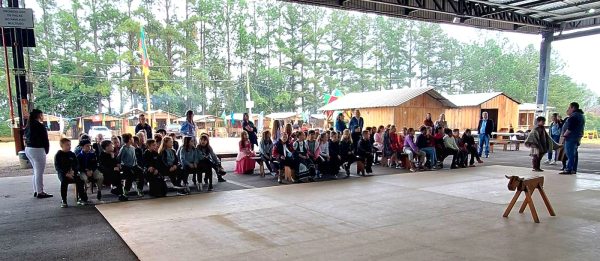 Alunos participam de oficina de laço e conhecem importância da Chama Crioula