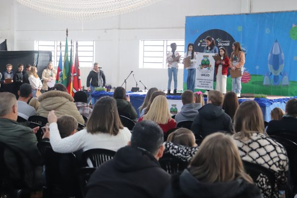 UNILEO apresenta valores do cooperativismo à comunidade