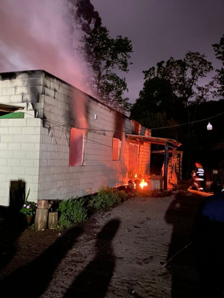 Incêndio destrói casa em Linha Catarina