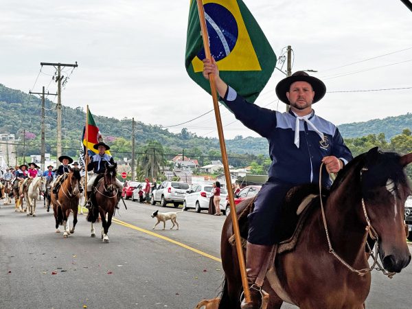 Desfile Farroupilha de Teutônia reúne 400 cavaleiros