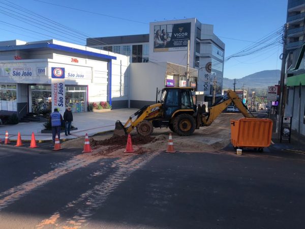 Via segue interrompida após derramamento de óleo