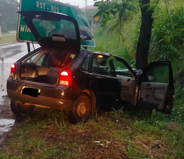 Motorista perde o controle após aquaplanagem e sai da pista na ERS-128