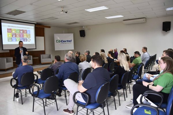Certel debate planejamento estratégico com lideranças e conselheiros