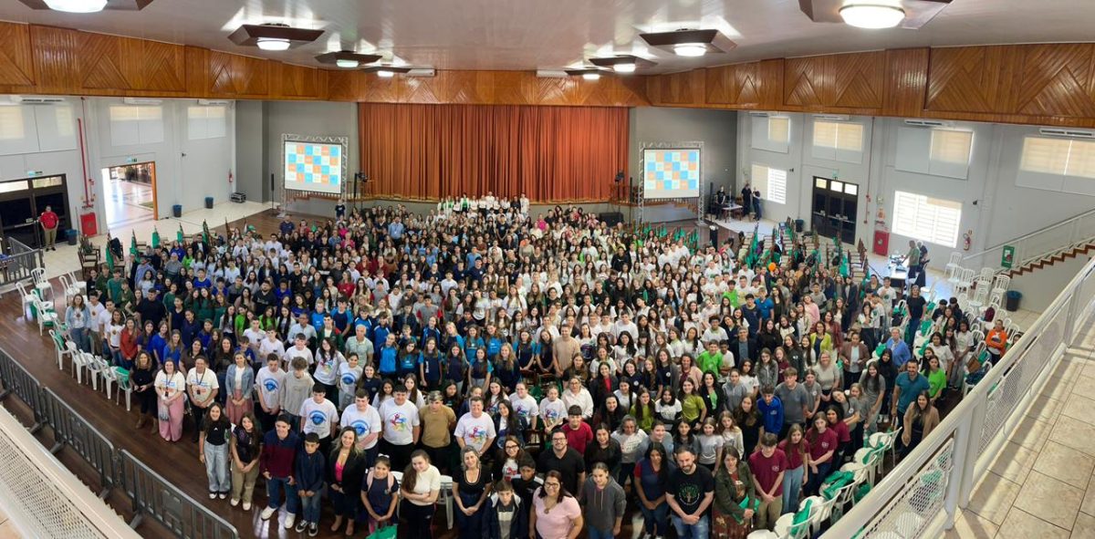 Sicredi reúne mais de 700 jovens em evento voltado à educação e transformação social