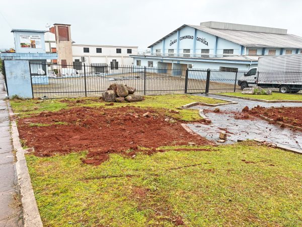 Lixeira é retirada de praça no Bairro Canabarro