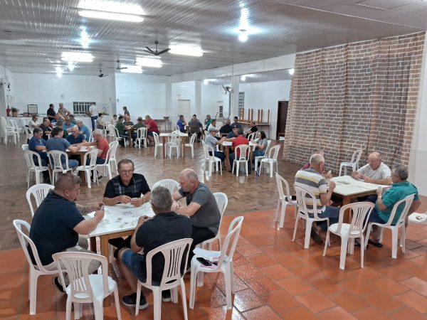 Campeonato de Canastra agita comunidades de Teutônia