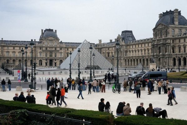 Museu do Louvre é fechado após roubo de joias de Napoleão