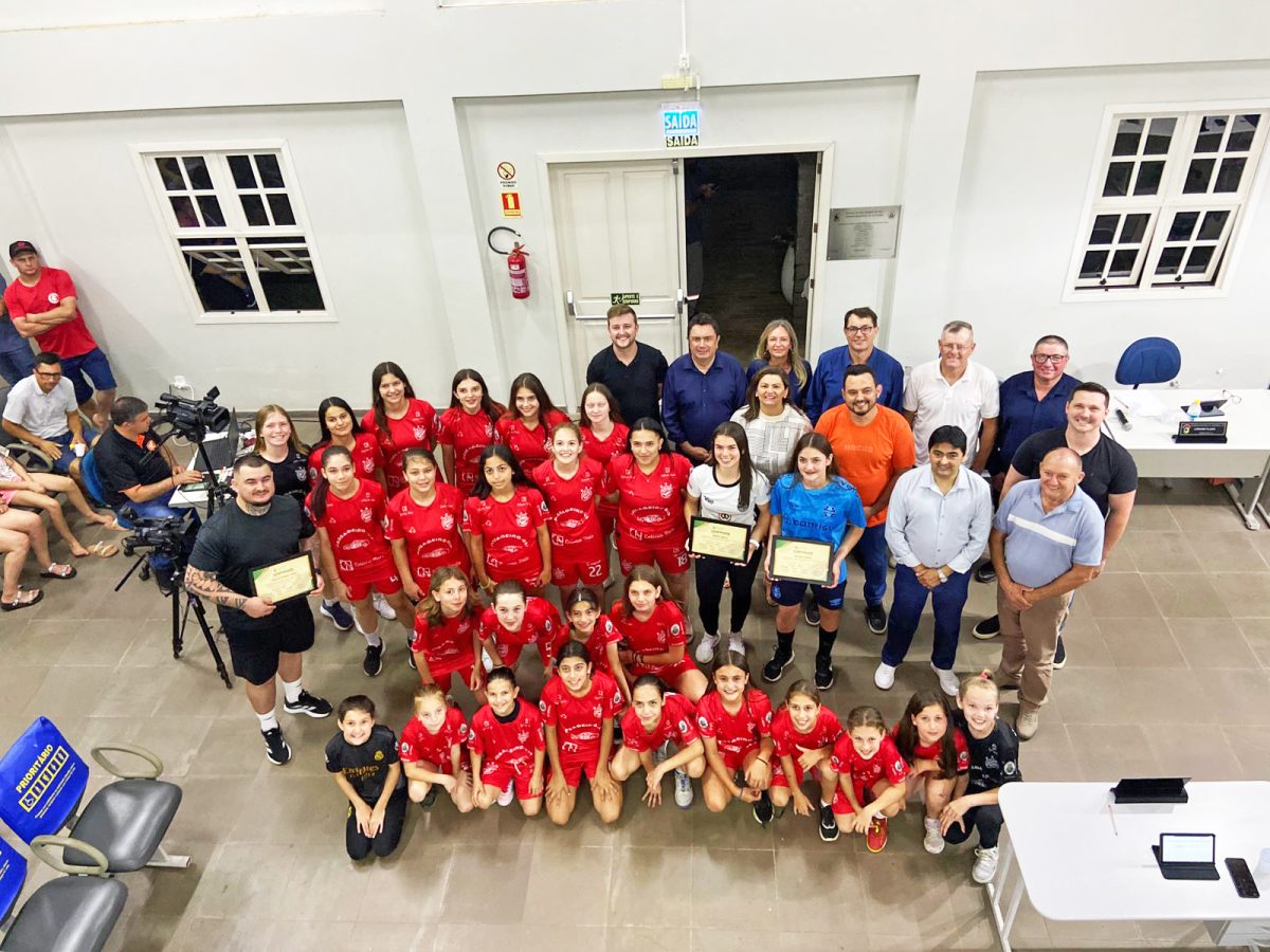 Atletas de futsal feminino da equipe Baile de Munique, Rafaela Queiroz e Kassiely Zanatta, além do técnico Wellington Luís da Silva, receberam homenagem no intervalo da sessão, por iniciativa de Moisés Cardozo | Foto: Bruna Amaral/divulgação