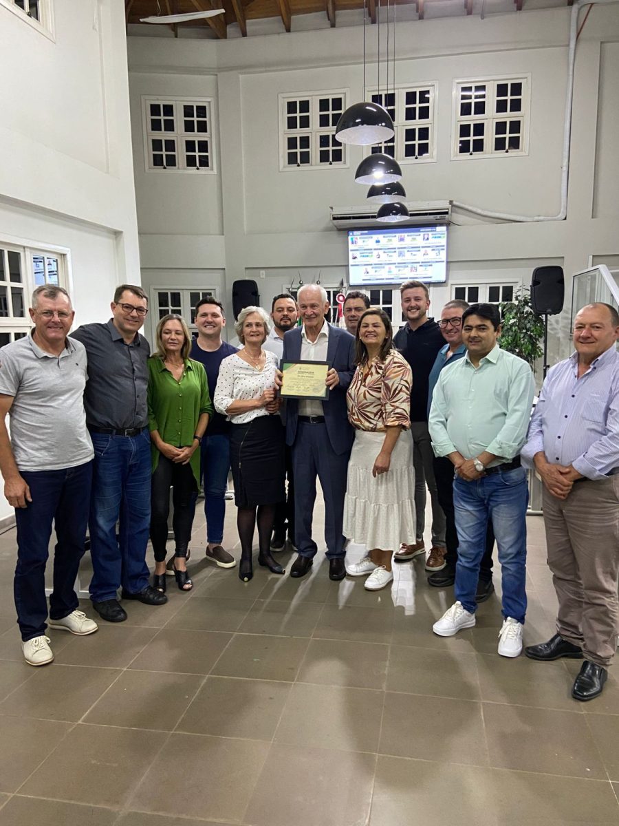 Décio Driemeier e a esposa Cornélia Hoss Driemeier com a placa de homenagem recebida no intervalo da sessão | Foto: Bruna Amaral/divulgação