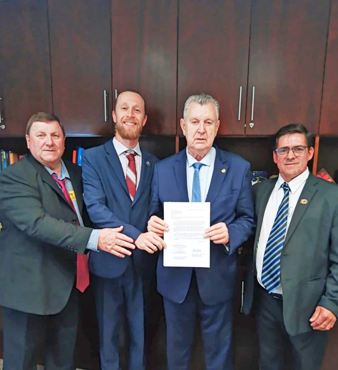 Comitiva entregou ofício ao senador Luis Carlos Heinze com pedido de apoio para aquisição de caminhão ao setor agrícola. Foto: Divulgação