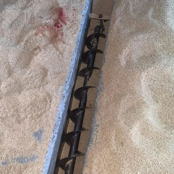 Homem fica ferido após acidente em máquina de grãos