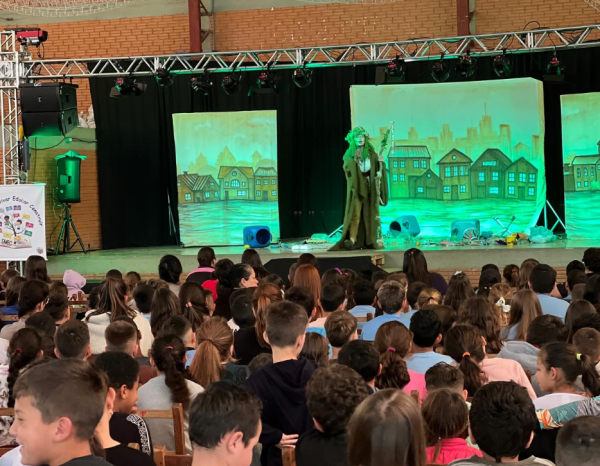 Sarau Cultural e Feira do Livro reúnem comunidade escolar