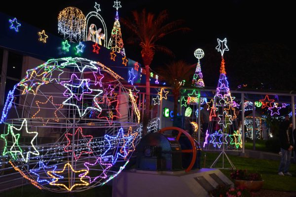 Com mais de 30 mil luzes, Certel apresenta decoração na sede administrativa