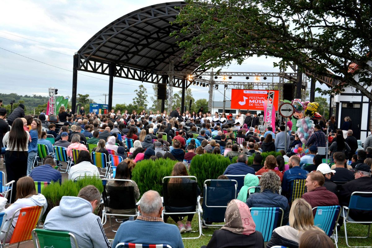 Apresentações em palco montado sob a Rua Coberta atraíram centenas de espectadores. Foto Leandro Augusto Hamester / Divulgação