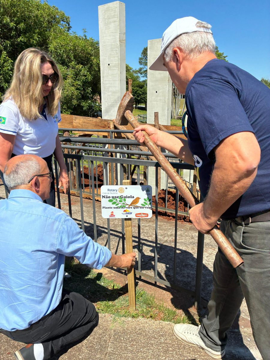 Além de participar da colocação de placas de identificação em árvores na Praça do Rotary, o governador também afixou uma placa de conscientização junto ao novo Marco Rotário, que está em construção | FOTO: MARCO MALLMANN