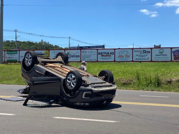 Condutora fica ferida após colisão no acesso ao Bairro Teutônia