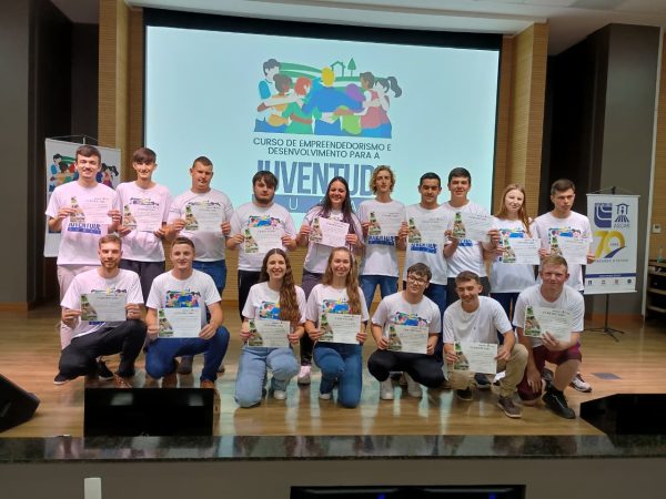 Formatura reúne 17 jovens e destaca protagonismo no campo