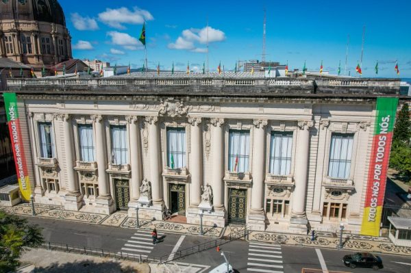 Estado antecipa 90% do 13º salário dos servidores