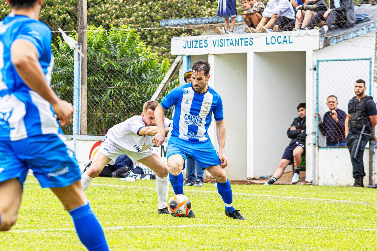 Poço das Antas e Tiradentes ficaram no 2x2 no jogo de ida e decidem a vaga à final neste domingo, em Nova Bréscia. Foto: Rodrigo Auth e Luan Kevin/Fotografia Esportiva