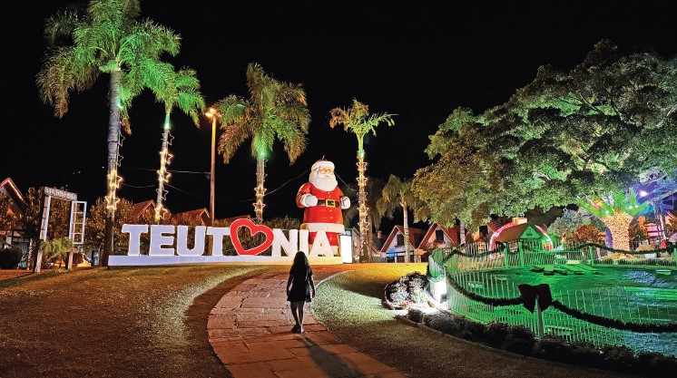 Decoração toma conta dos arredores do Centro Administrativo, com destaque para o Papai Noel gigante ao lado do letreiro de Teutônia. Foto: Alexandre Miorim