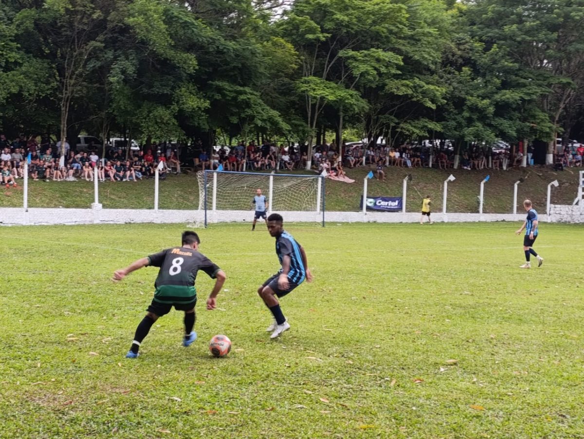 No jogo de ida, o 11 Amigos (verde e preto) aplicou 3x0 no Delfinense, em Estrela | Foto: Marcos Beuren