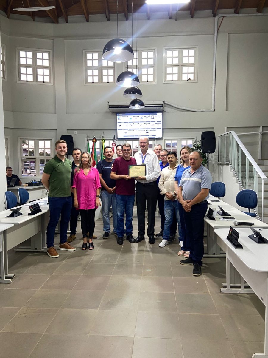 No intervalo da sessão, o escritor teutoniense Juliano Stapenhorst Schwarz recebeu homenagem dos vereadores e agradeceu pela láurea | Foto: Bruna Amaral/divulgação