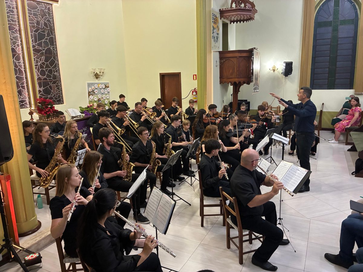 Orquestra Henrique Uebel apresenta repertório natalino na Igreja Redentor