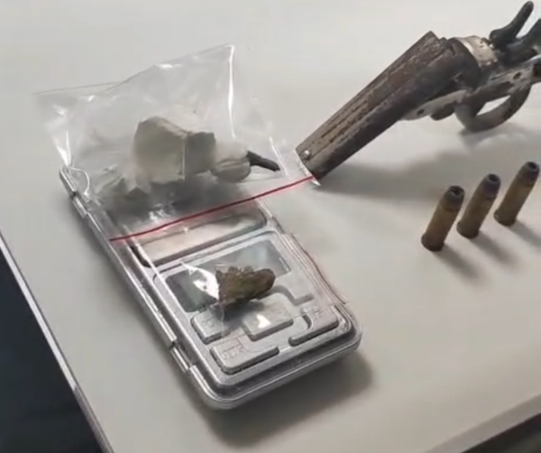 Forças de segurança prendem homem por tráfico no bairro Canabarro