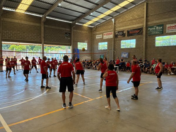 Câmbio promove integração regional de idosos