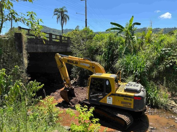Westfália inicia desassoreamento do Arroio Schmidt