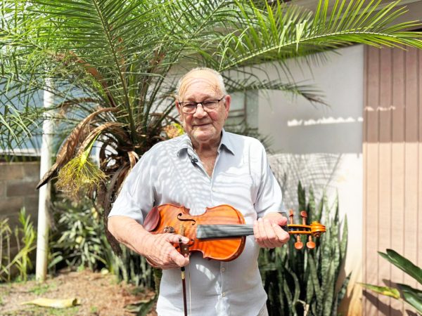 “Era uma grande emoção ver os alunos cantando o hino com a letra que criei”