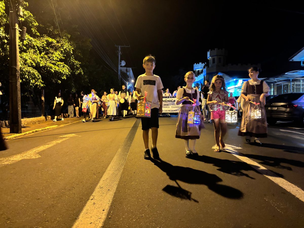 Caminhada das Lanternas emociona público em Canabarro